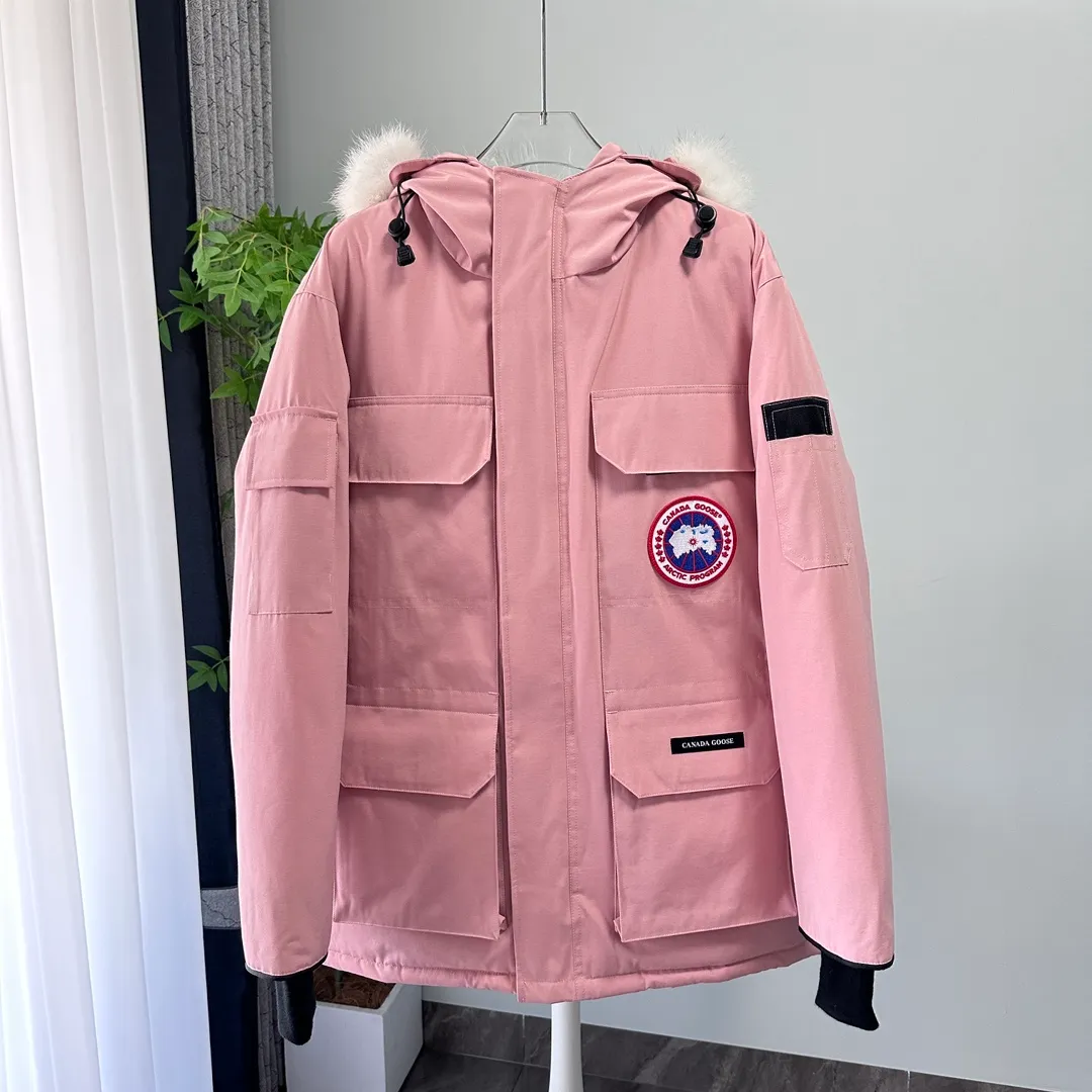 P700 CANADA GOOSE｜Canada Goose Expedition Parka｜Classic upgrade New 08 style Color: graphite gray, off-white, black, pink, navy blue, sky blue, Size: XS, S, M, L, XL, XXL, Product introduction Loose fit, multi-pocket design Larger size for free movement. 6 exterior pockets: 4 reversible front pockets, zippered side entry. There is a practical pocket on the left sleeve and a top pocket on the right sleeve. There is a drawstring on the inside of the waist and a logo patch on the back. The waist is designed with an inside drawstring, which can be adjusted to provide excellent warmth. Woven grab straps at upper back with “Expedition” logo patch • Hood with removable zipper trim, interchangeable hood trim for personalization and added protection (this jacket is not available with the classic hood trim) • Chin protection element has a tricot inner fabric for softness and comfort • Woven grab straps at upper back with “Expedition” logo patch • Internal drawstring at the waist, adjustable to provide excellent warmth •Snap-in rib knit cuffs for added comfort and optimal heat locking in •Stylish hanging inner straps allow the jacket to be carried over the shoulder, hands-free •Stowaway nylon stretch snow skirt for added protection •Two-way zipper covered fly with Velcro® snaps that unzips from the bottom for increased range of motion and breathability. A windproof fly is designed under the zipper for an extra layer of protection. • 6 exterior pockets: 4 two-way pockets on the front with top flap and Velcro® snaps, and zippered side entry. Utility pockets on left sleeve and right sleeve with top flap and velcro® snaps Internal pockets: 1 zipped pocket, 2 mesh drop-in pockets Embroidered Canada Goose logo